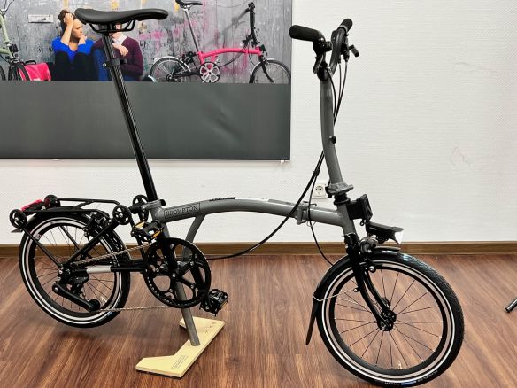 Brompton P Line Storm Grey Mittlerer Lenker mit Rack Brompton P Line Storm Grey Mittlerer Lenker mit Rack