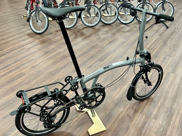 Brompton P Line Storm Grey Tiefer Lenker mit Rack Brompton P Line Storm Grey Tiefer Lenker mit Rack