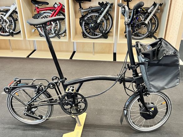 Brompton Electric P Line Midnight Black Hoher Lenker ohne Gepäckträger Brompton Electric P Line Midnight Black Hoher Lenker ohne Gepäckträger