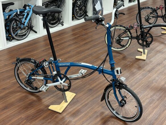 Brompton C Line 12-Gang Ocean Blau mittlerer Lenker SILBER gepimmt