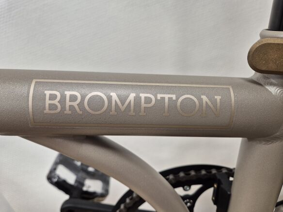 Brompton G-Line Logo Aufkleber Traildust White Brompton G-Line Logo Aufkleber Traildust White