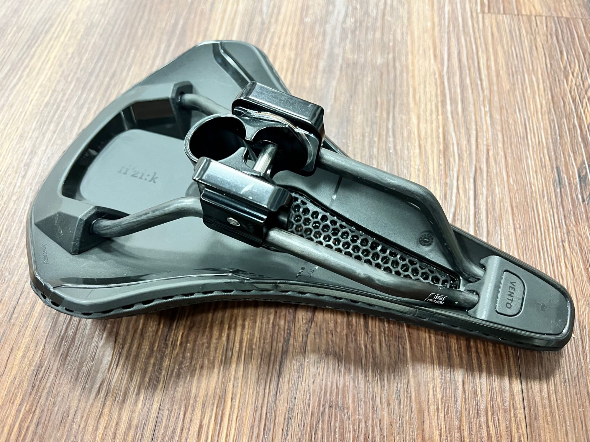 Fizik Vento Argo R1 Adaptive 3Dprinted Sattel Carbon inkl