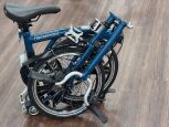 Brompton C Line 12-Gang Ocean Blau mittlerer Lenker SILBER gepimmt