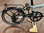 Brompton Electric P Line Explore (12-Gang) Lunar Ice Mittlerer Lenker