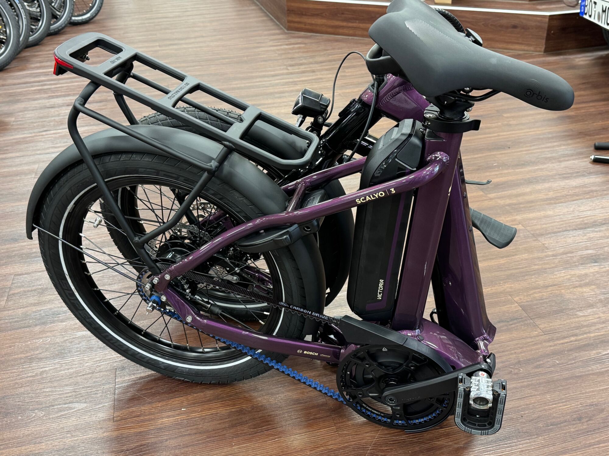 Victoria Fylgran 3 Blackberry Violett Riemen Rcktritt 545 Wh Mod.26 >  FaltradXXS.de